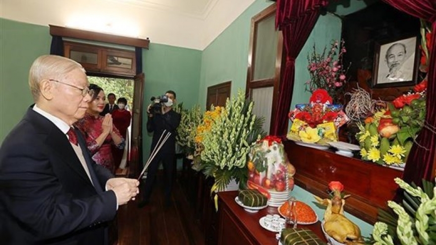 Party leader offers incense in commemoration of late President Ho Chi Minh